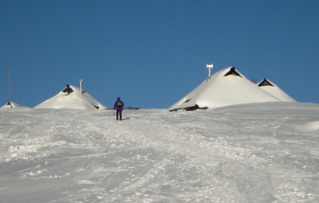 Pastirski stani na Veliki planini pot proti vrhu