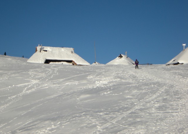 Pastirski stani na Veliki planini  pot proti vrhu