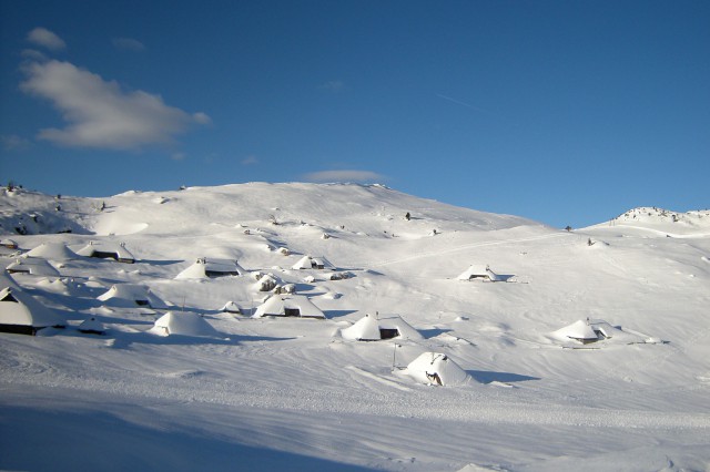 Pastirski stani na Veliki planini v ozadju vrh Velike planine
