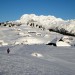 Pastirski stani na Veliki planini v ozadju Planjava in Ojstrica