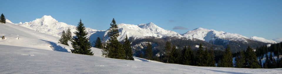 Panorama Velike planine Ojstrica, Veliki vrh, Dleskovec in Raduha
