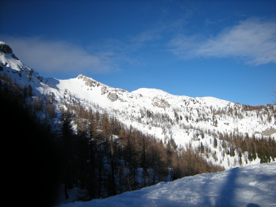 Nad Blejsko kočo na Lipanci, v panorami Lipanskega vrha, Brda in Debele Peči