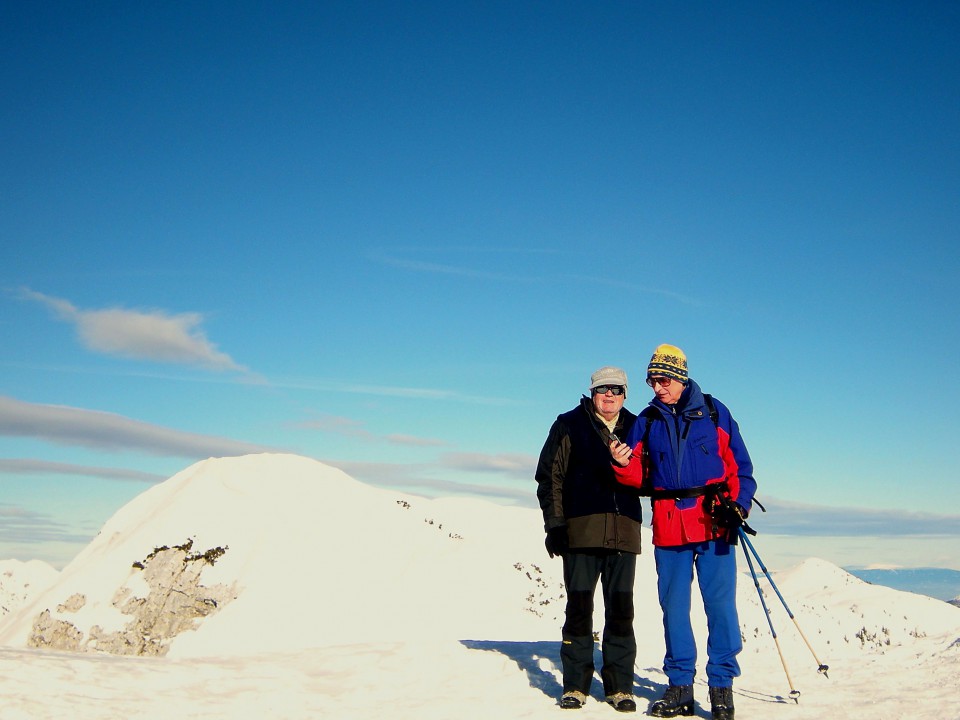  Bojan in Hari na vrhu Mrežc, pogled na Lipanski vrh