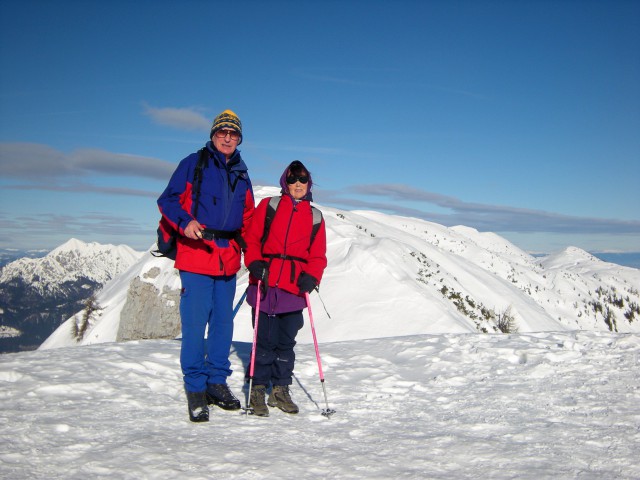 Hari in Lojzka na vrhu Mrežc, v ozadju Kepa in Lipanski vrh