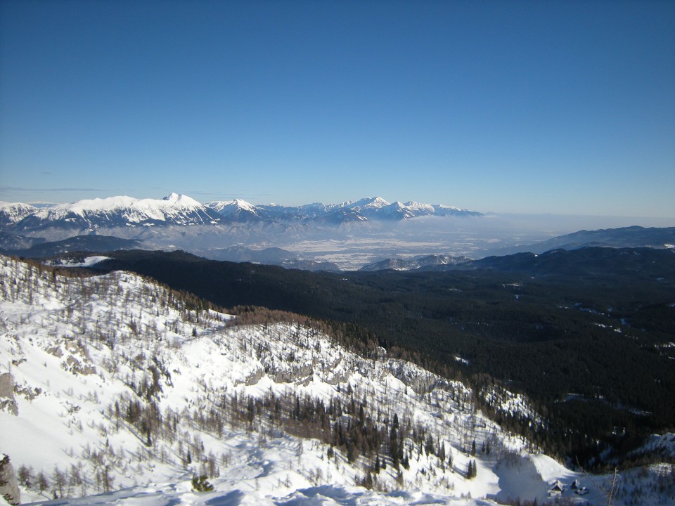 Na vrhu Mrežc, v panorami Karavank in Kamniških Alp