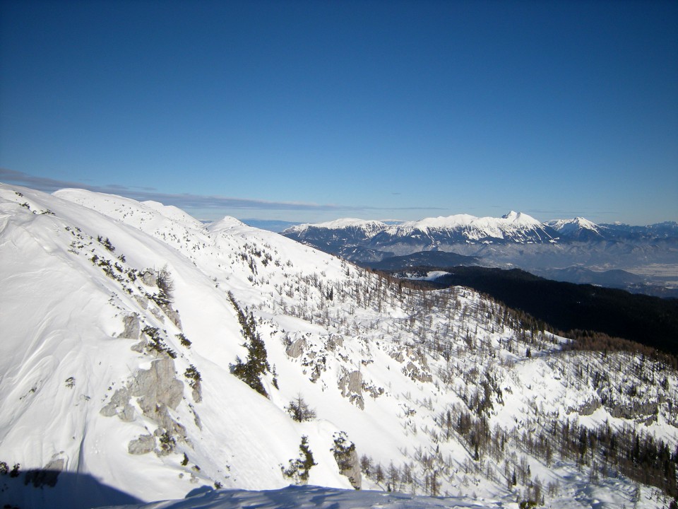 Na vrhu Mrežc, pogled na Lipanski vrh in Karavanke s Stolom