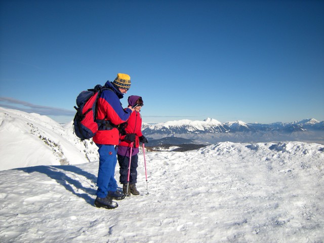 Hari in Lojzka na vrhu Mrežc, v panorami Karavank in Kamniških Alp