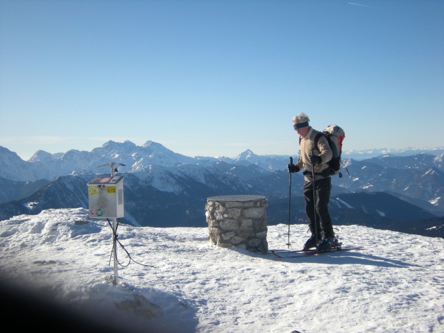 Smučar na Kordeževi glavi, v panorami Savinjskih Alp in Storžiča