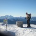 Smučar na Kordeževi glavi, v panorami Savinjskih Alp in Storžiča