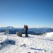 Smučar na Kordeževi glavi, v panorami Savinjskih Alp, Košute in Obirja