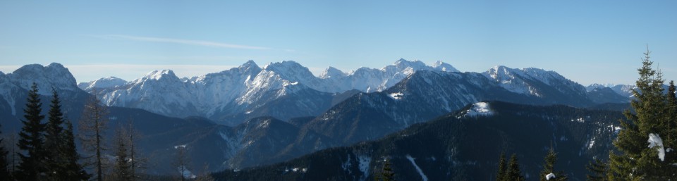 Panoramski pogled iz sedla med Malo Peco in  Kordeževo glavo na Savinjske Alpe