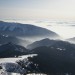 Košuta, nazaj na planino Kofce, v panorami Tolstega vrha in Ljubljanske kotline v meglji