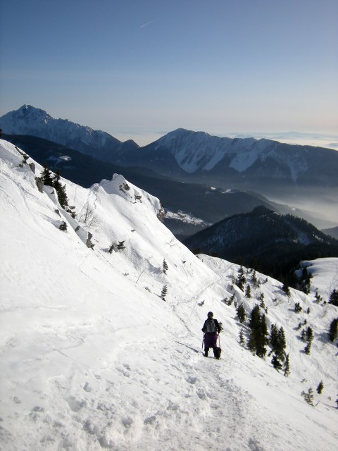 Košuta, spust po strminah Kofce gore, pogled na Storžič in Tolsti vrh 
