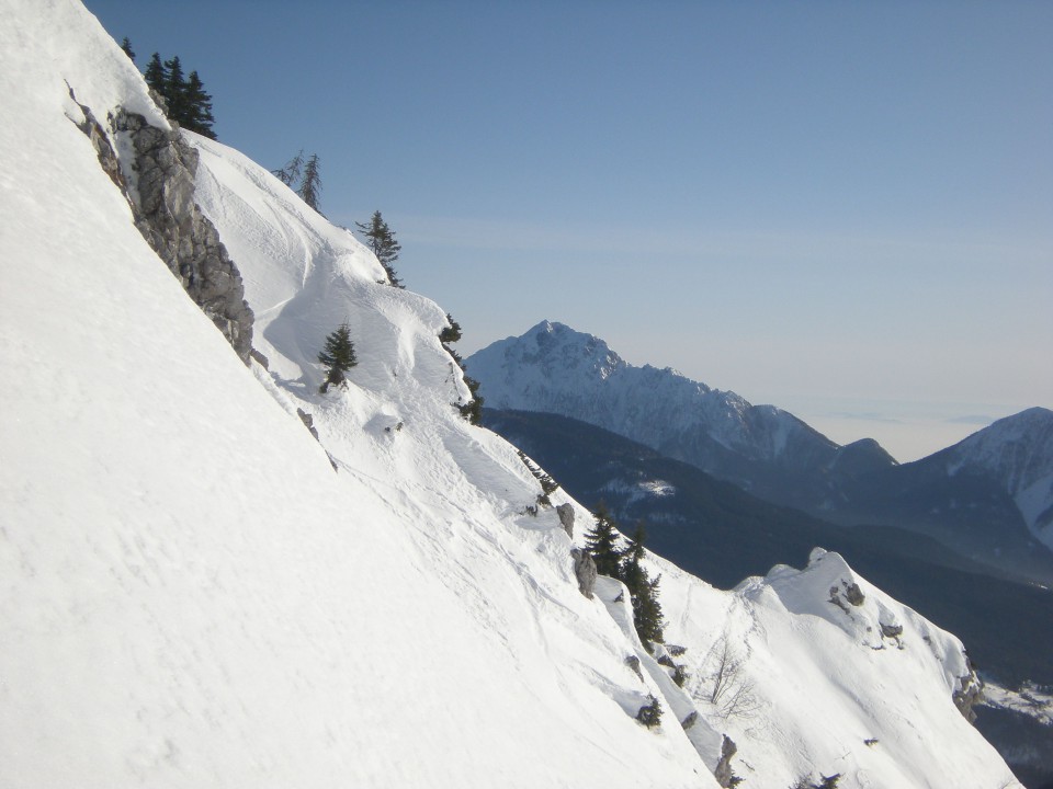 Košuta, strmine Kofce gore, pogled na Storžič in Tolsti vrh