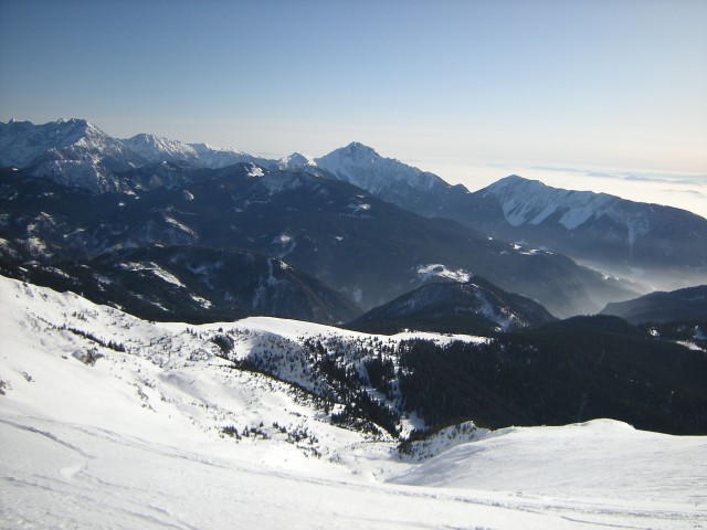 Košuta, pogled na planino Kofce v panorami Savinjskih  Alp, Storžiča in Tolstega vrha