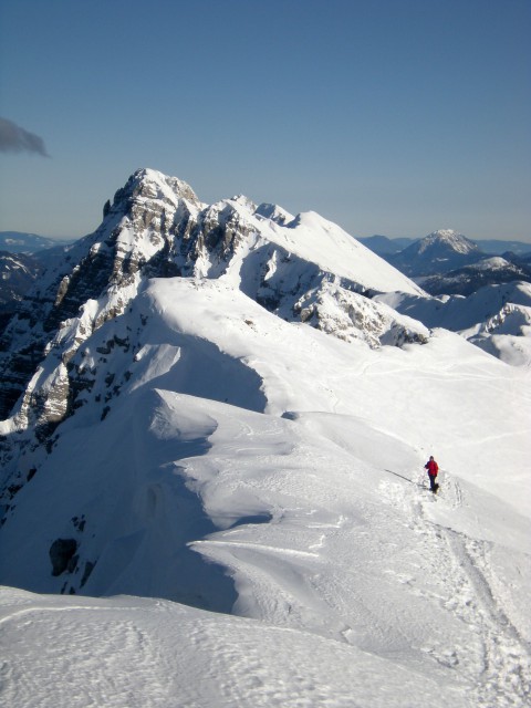 Košuta, sestop iz Velikega vrha v panorami Kladiva in Uršlje gore
