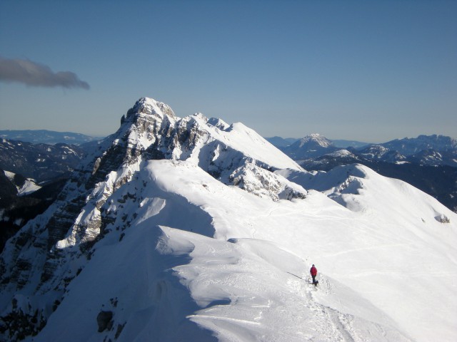 Košuta, sestop iz Velikega vrha v panorami Kladiva in Savinjskih Alp