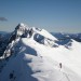 Košuta, sestop iz Velikega vrha v panorami Kladiva in Savinjskih Alp