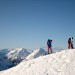 Košuta, smučarja na Velikem vrhu, v panorami Karavank in Julijcev 