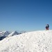 Košuta, smučarja na Velikem vrhu, v panorami Karavank in Julijcev