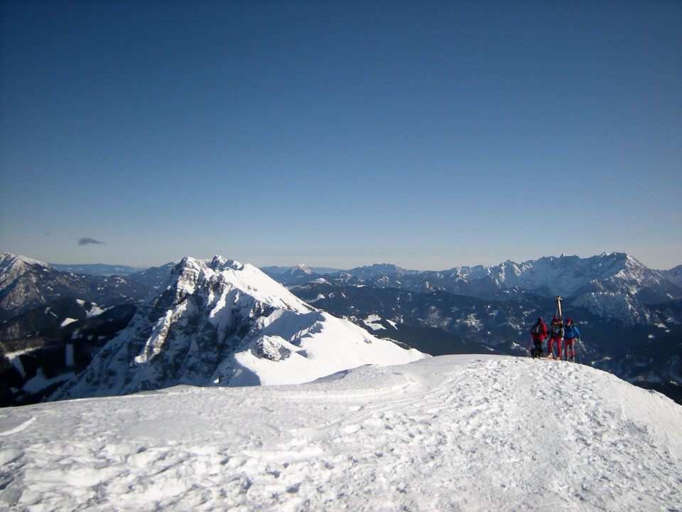 Košuta, na Velikem vrhu, prihod smučarjev, pogled na Kladivo in Savinjske Alpe