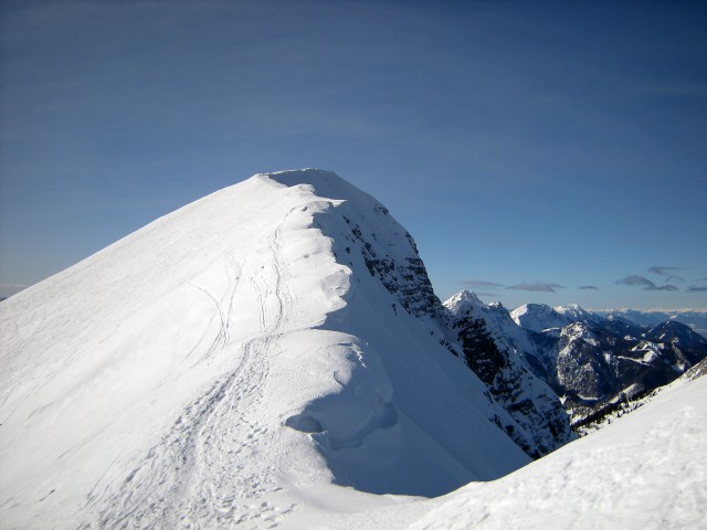 Košuta, po grebenu na Veliki vrh, desno pogled na Karavanke