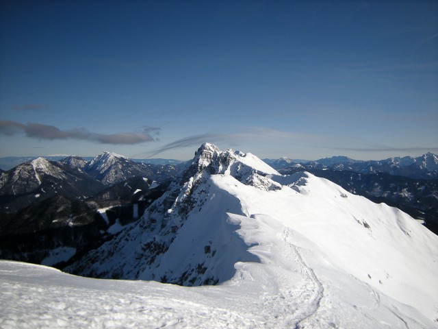 Košuta, pot na Veliki vrh, pogled nazaj na Kladivo, desno Savinjske  Alpe levo Obir