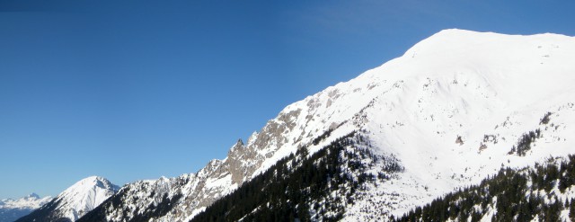 Košuta, pri križu, pogled na Veliki vrh, Begunščico in Triglav