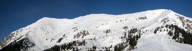 Košuta, pri križu, osrednja panorama Košute, desno Kofce gora, levo Veliki vrh