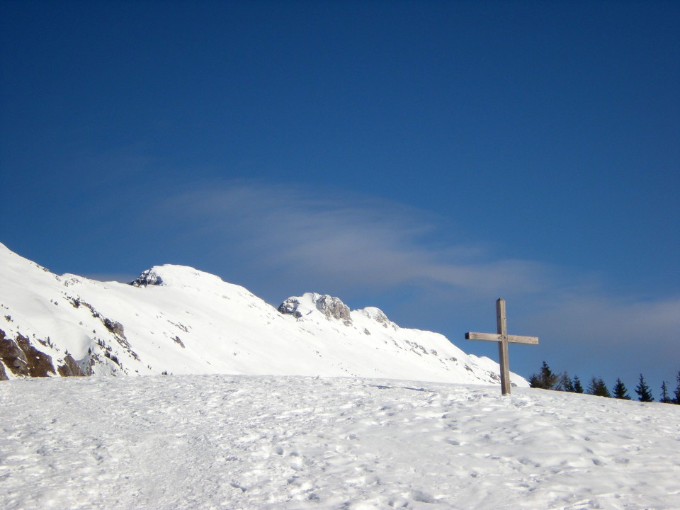 Košuta, pri križu, desna panorama Košute z M. in V. Kladivom