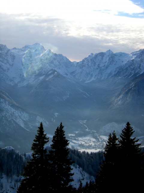 Dovška Baba, pogled na Triglav in Stenar, spodaj Mojstrana  