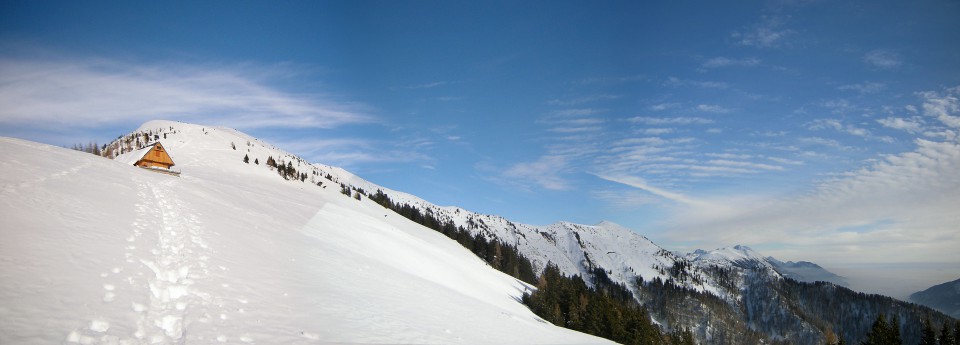 Dovška Baba, planšarija na planini Rožca, v panorami Karavank