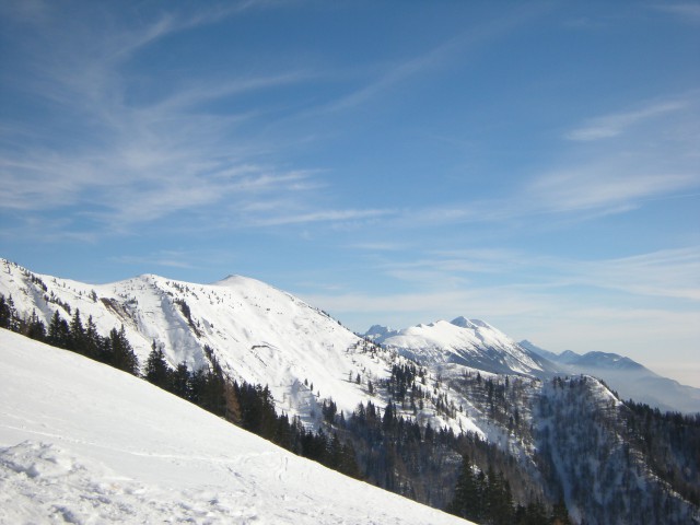 Dovška Baba, na planini Rožca s pogledom na Hrušev vrh in skupino Stola 