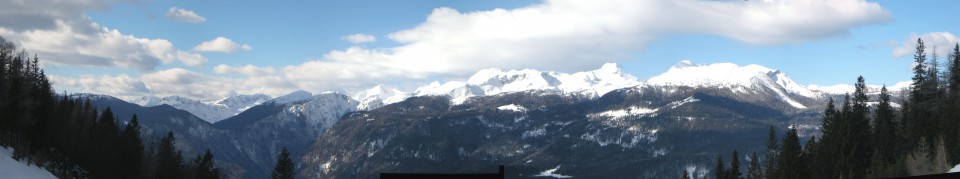 Na Lepenatko, na sedlu Kal,  panorama Kamniško-Savinjskih Alp 