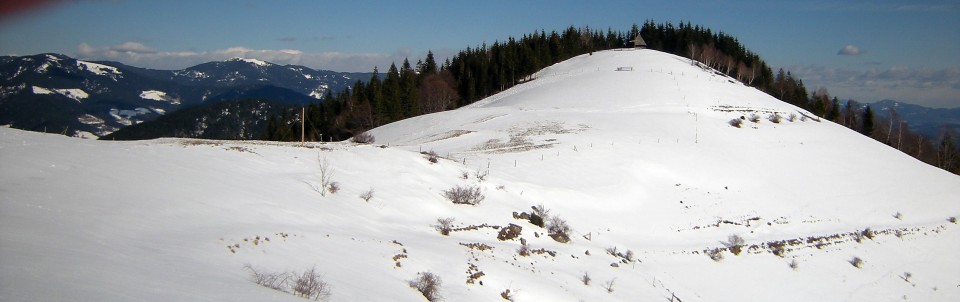 Na Lepenatko, panorama Špehove planine, s Špehovim  vrhom, zadaj levo Smrekovško pogorje