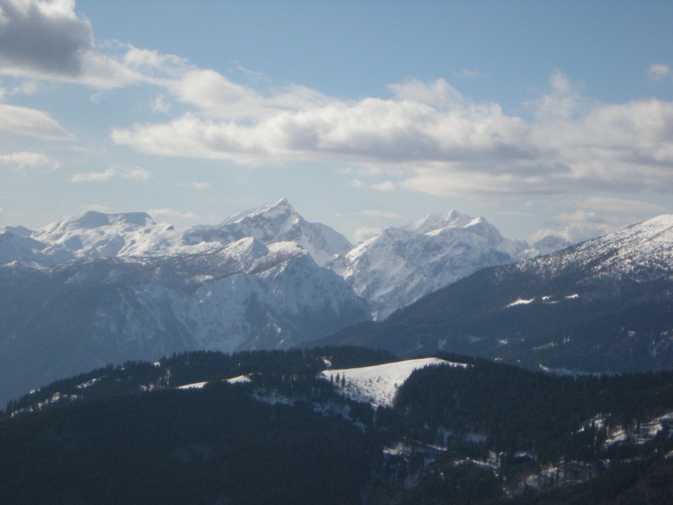 Na Komenski planini, pogled na Veliki vrh, Ojstrico in ostale vrhove Savinjskih Alp, spred