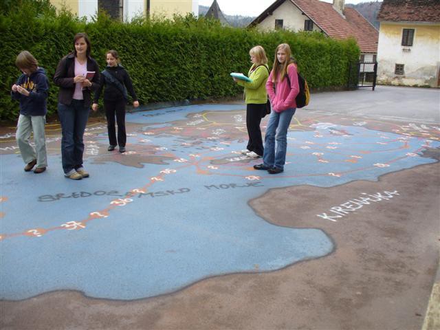 Cerkvi, gasilski dom in gostilne - foto