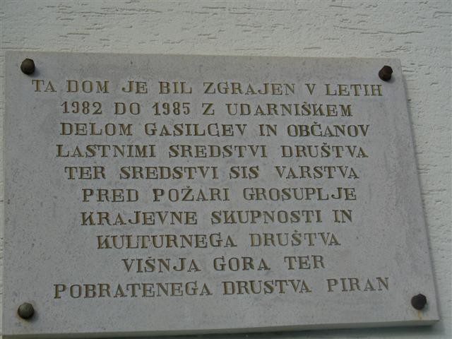 Cerkvi, gasilski dom in gostilne - foto
