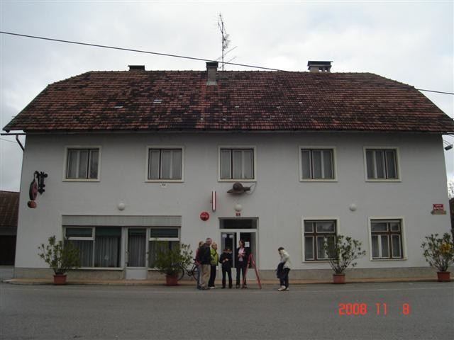 Cerkvi, gasilski dom in gostilne - foto