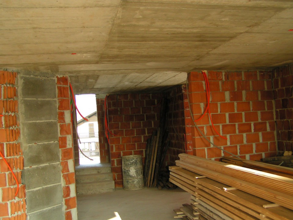 Levo dimnik kjer bo zidan kamin,desno dnevni prostor brez vidnega nosilca,naravnost panora
