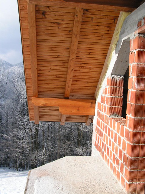 Balkon in streha nad balkonom podaljšana in malo ožji  balkon 