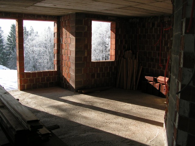Desno prostor za zidan kamin ,zadaj desno kuhinja,levo prostor za jedilnico s prehodom na 