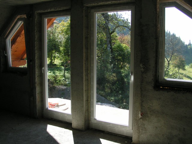 Balkonska vrata in okna.Soba trenutno samo ena ,kasneje po potrebi jo bom pregradil s knau