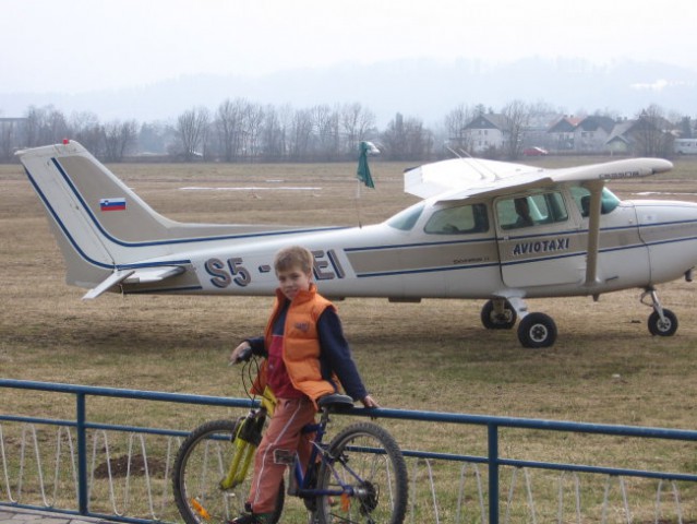 Boris na letališču v Lescah