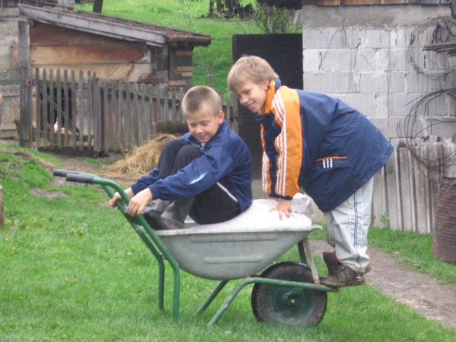 Prvomajske fotke (dopust na kmetiji) pri babi - foto povečava