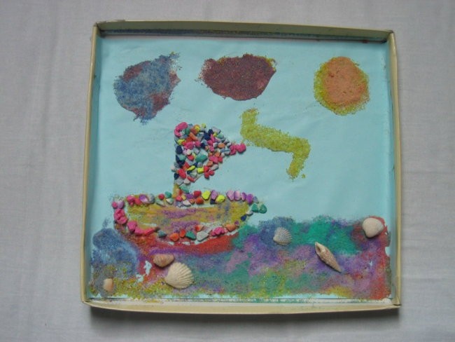 Naredil Kristian z malo babičine pomoči. Slika je narejena iz pobarvanega peska in kamenčk