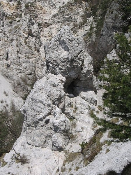 Skala z votlino in križem v njej