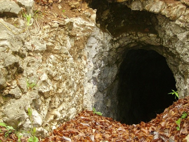 Vhod v enega od rovov nekdanjega rudnika boksita