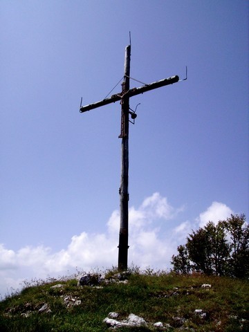 Na vrhu pa križ in zvonček