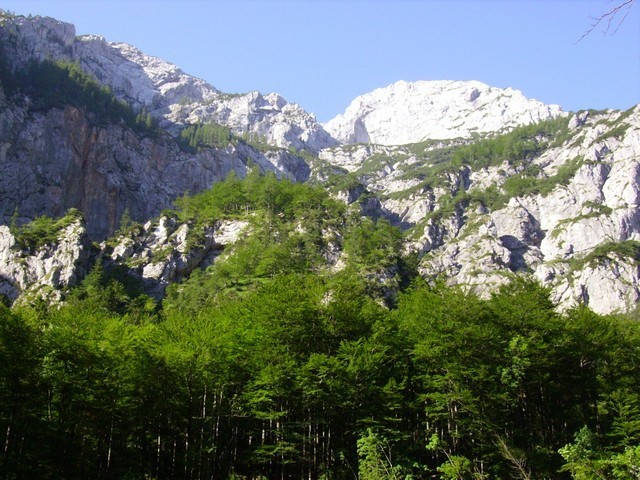 Pogled od spodaj navzgor - zadaj Kompotela